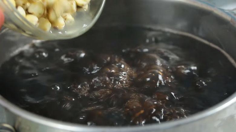 Cách nấu chè đậu đen hạt sen: Ninh mềm